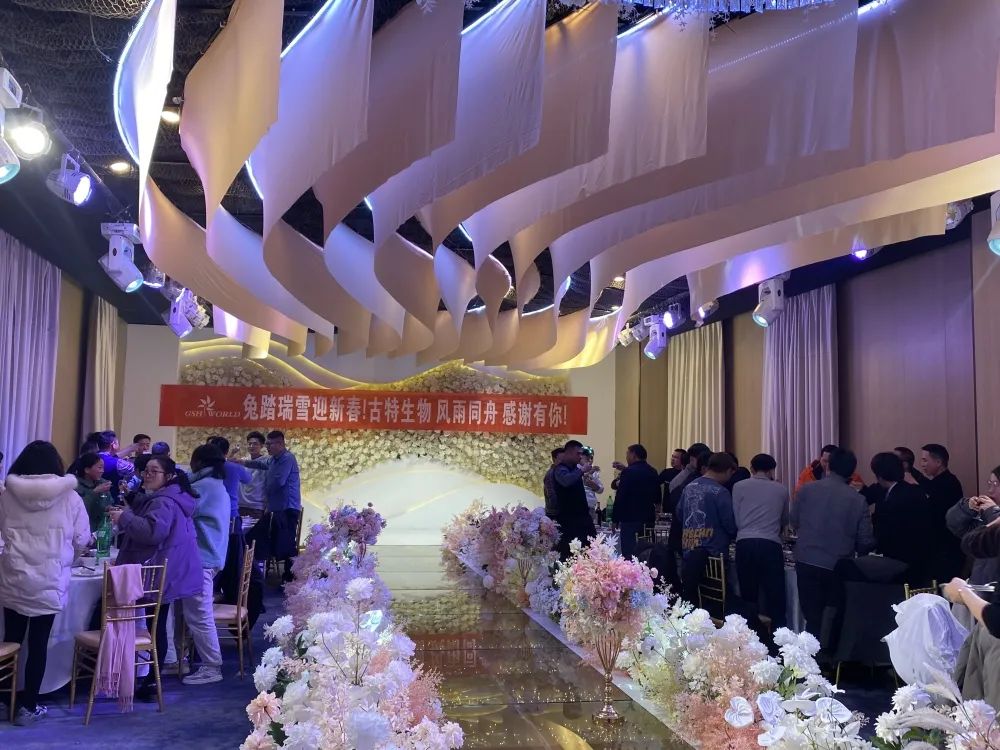 所有員工歡聚一堂，共同舉杯慶祝